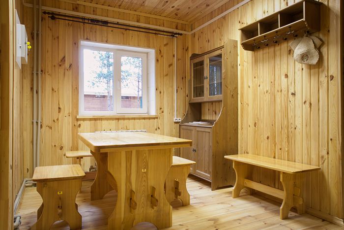 Aménagement d'une salle de relaxation dans un bain en bois