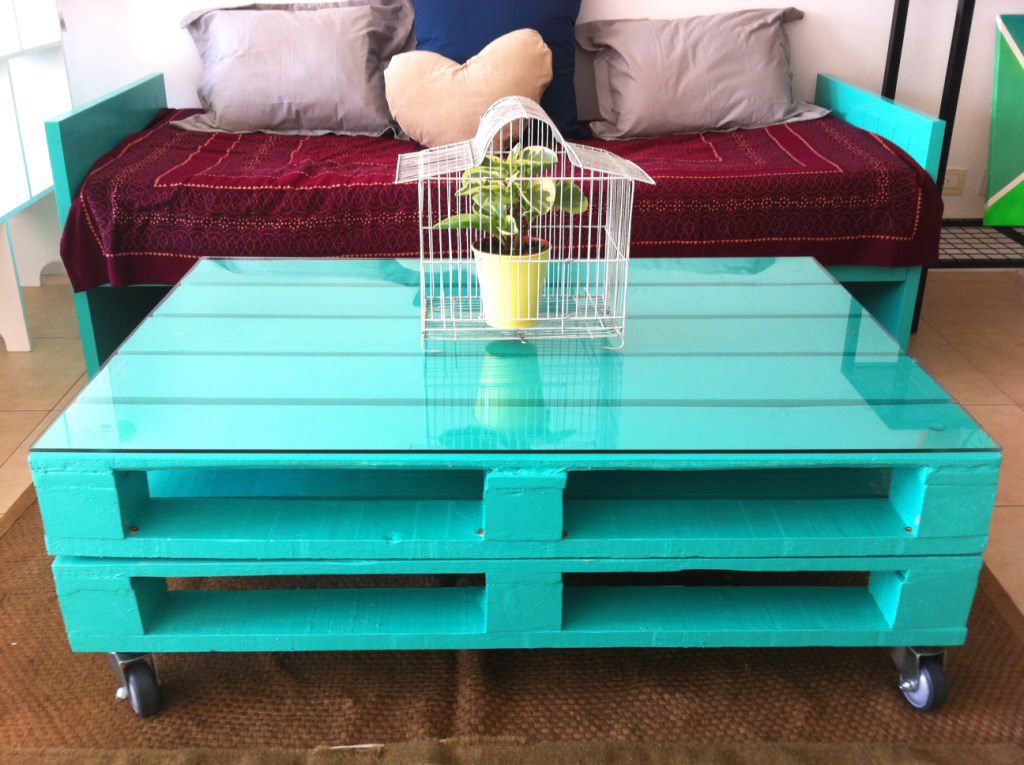 Do-it-yourself coffee table from pallets