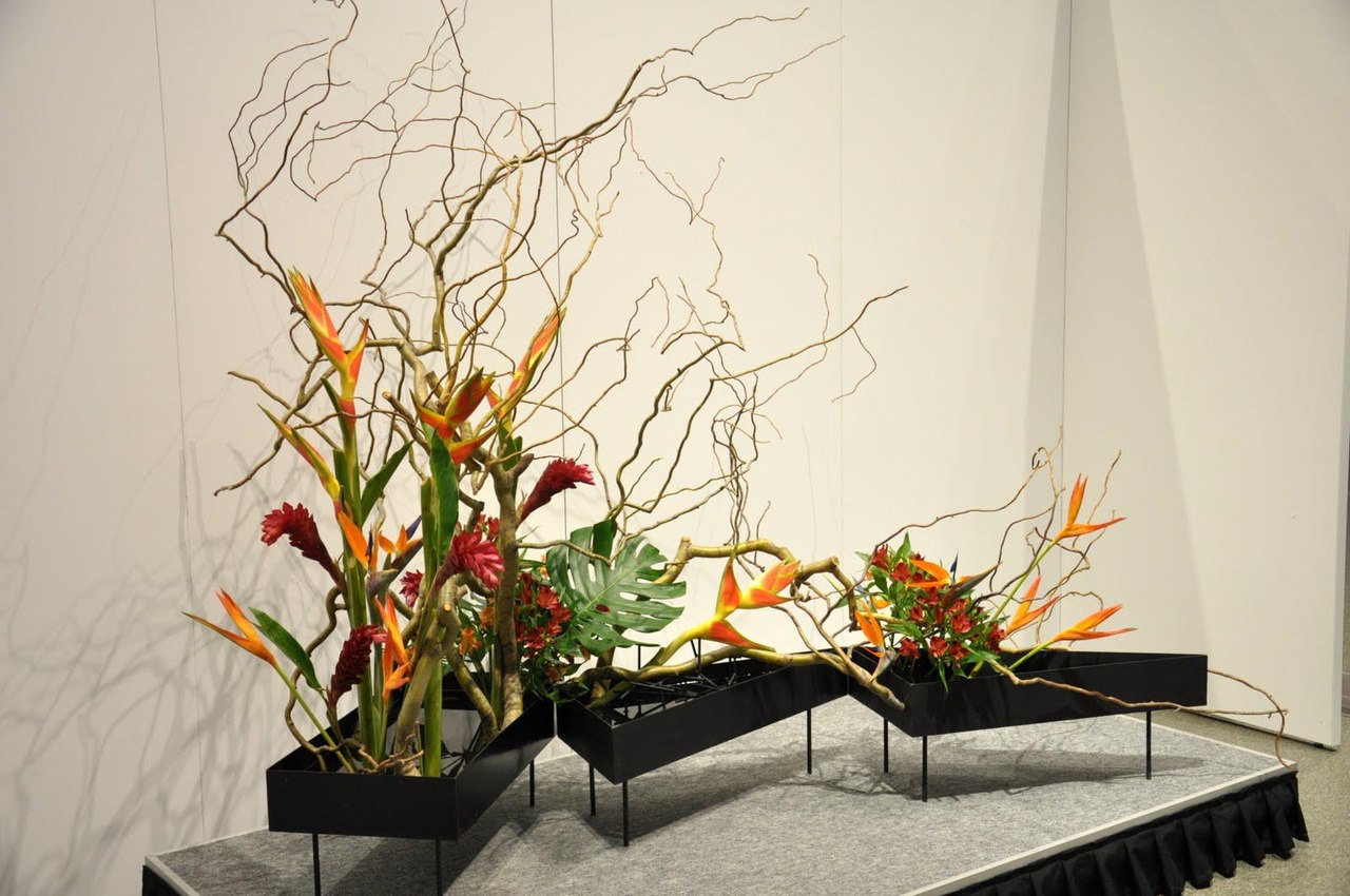 Japoniško stiliaus dirbtinių gėlių kompozicija