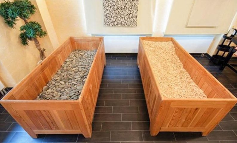Drvene kutije sa šljunkom i piljevinom u japanskoj sauni
