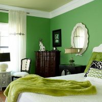 Soffitto bianco in una camera da letto con pareti verdi.