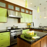 Porte verdi di un set da cucina