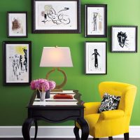 Poltrona gialla su uno sfondo di parete verde