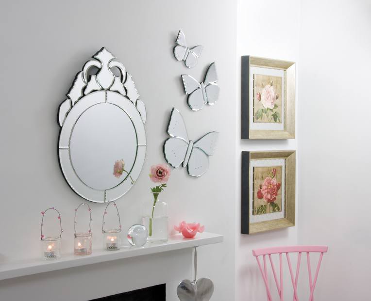 Composizione a specchio sulla parete del soggiorno