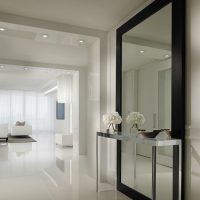 Grande specchio in un interno minimalista