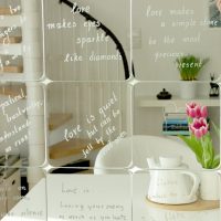Iscrizioni in inglese su piastrelle a specchio