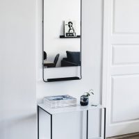 Une petite table dans le style du minimalisme