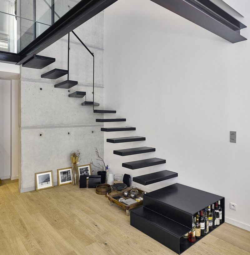 Escalier noir sans garde-corps dans un appartement de style minimaliste