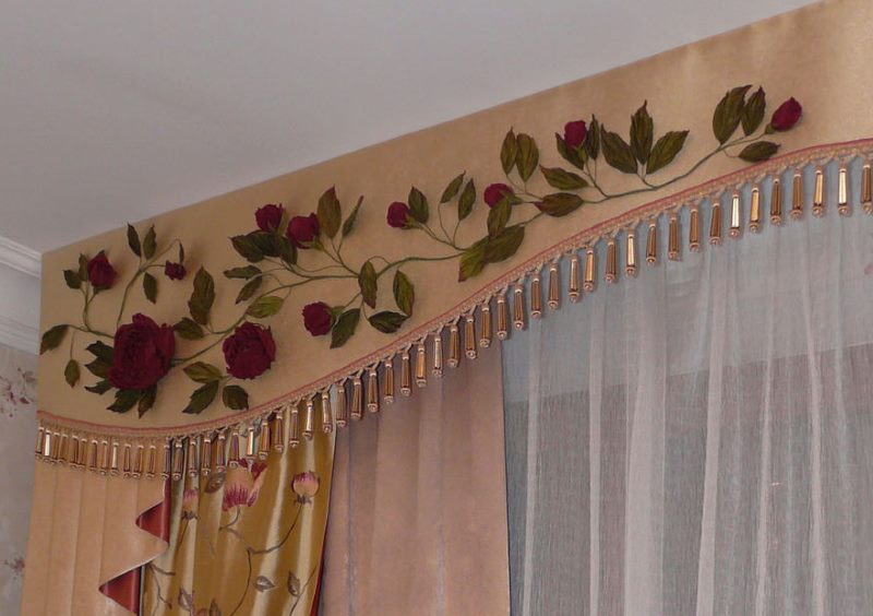 Decoration of a pelmet with artificial flowers