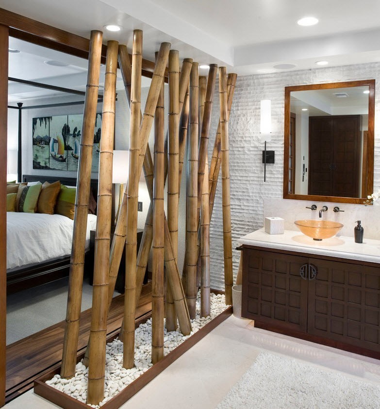 Cloison décorative en bambou entre le lavabo et la chambre