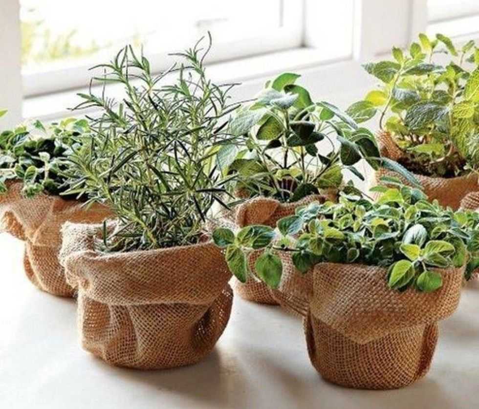 Decorating burlap pots with homemade flowers