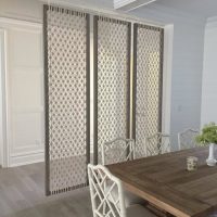 Kitchen zoning with macrame style partition