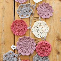 Festive garland of knitted napkins