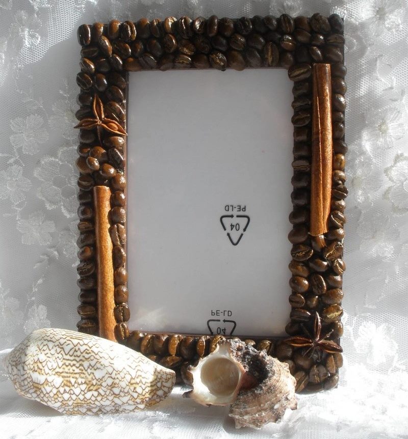 Decorating photo frames with coffee grains