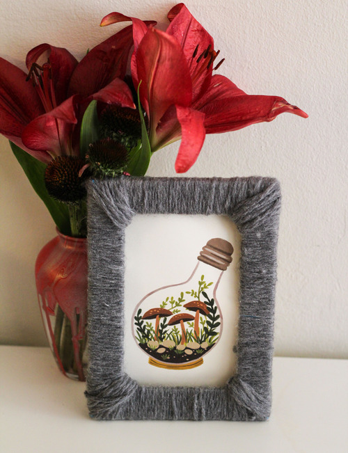 Decorating photo frames with yarn