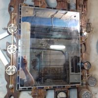 Ampèremètre sur un cadre de miroir en bois