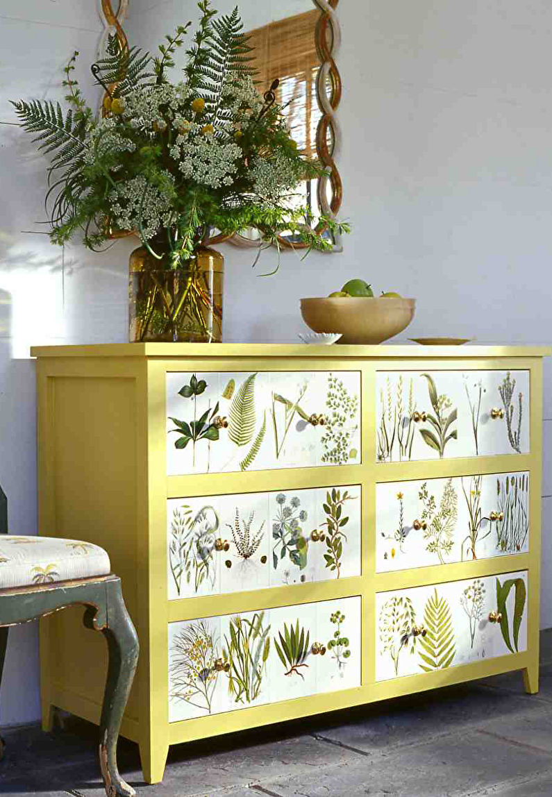 Decorating an old chest of drawers with plants