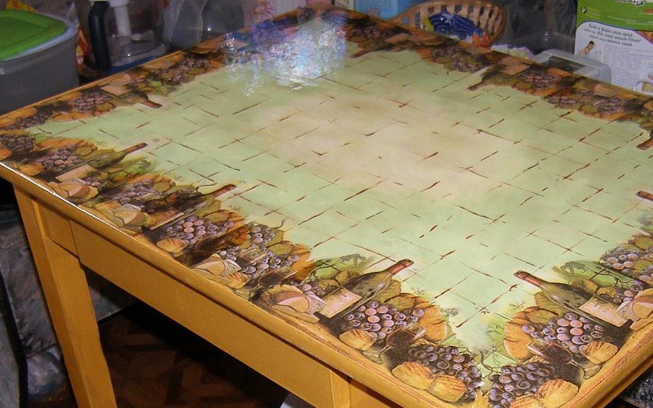 Decorating the tabletop using decoupage technique