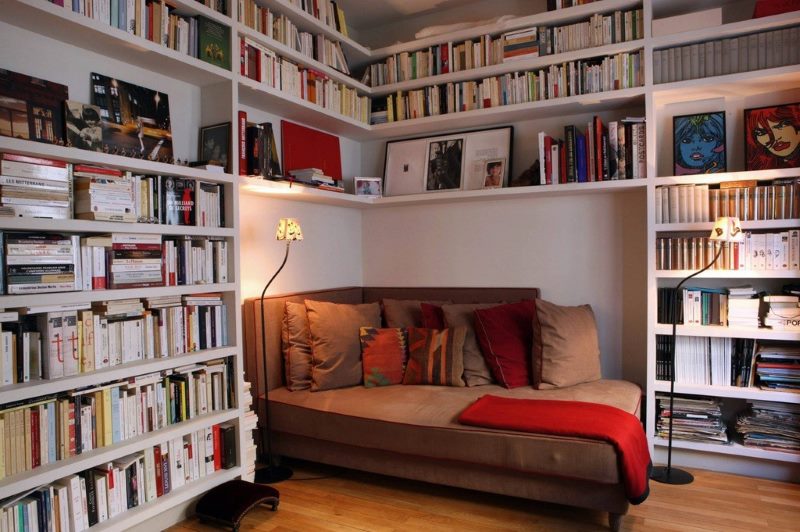 Un endroit confortable pour lire des livres dans votre bibliothèque personnelle