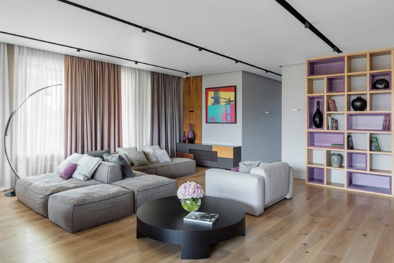Divano modulare grigio in un ampio soggiorno design