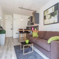 Progetta una cucina-soggiorno stretta in una casa a pannelli
