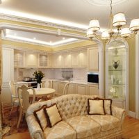 Illuminazione classica del soffitto della cucina-soggiorno
