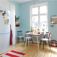 Mur bleu dans la cuisine d'une maison préfabriquée