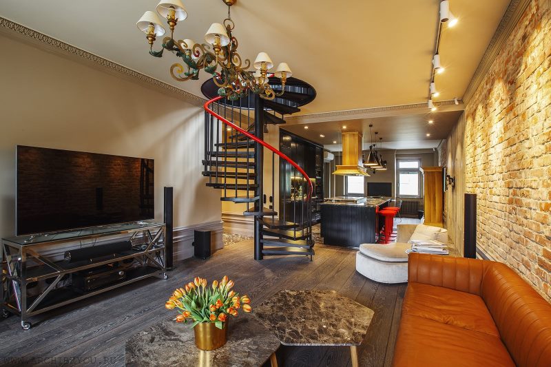 Escalier en colimaçon en métal dans un intérieur d'appartement de style éclectique