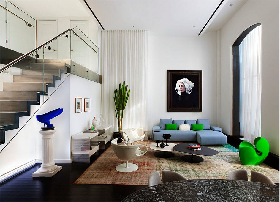 Progettazione di un appartamento su due livelli nello stile del minimalismo