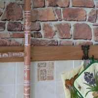 Dipingere i tubi nella cucina di una casa privata