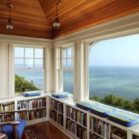 Home bibliothèque avec de grandes fenêtres
