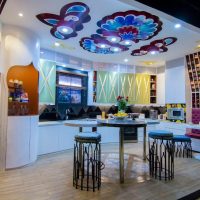 Dipingere il soffitto della cucina-soggiorno con colori acrilici