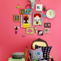 Kitsch style red wall decor