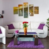Table basse sur un tapis violet