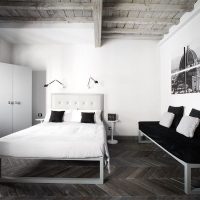 Soffitto in legno nella camera da letto di una casa privata