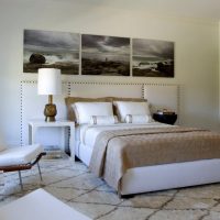 Arredamento della camera da letto con dipinti eleganti