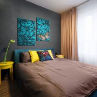Couvre-lit marron sur un lit bleu