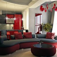 Colore rosso nel design della cucina-soggiorno
