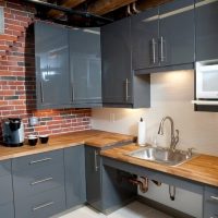 Brick and wood in the design of the kitchen