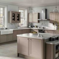 Combinazione di colori grigio-beige nel design della cucina