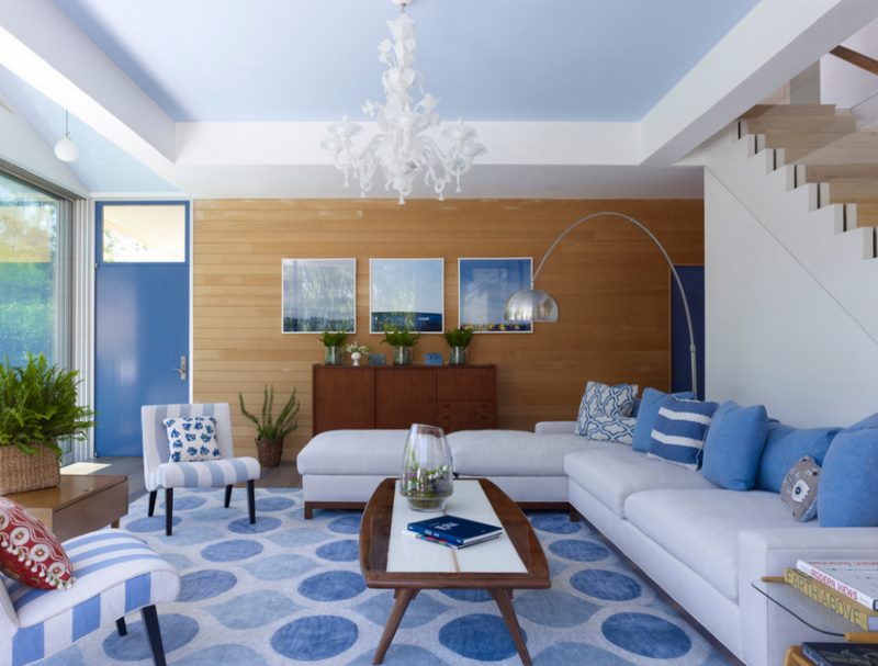 Salon design avec escalier bleu