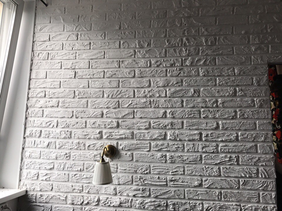 Muro di mattoni bianchi fai-da-te