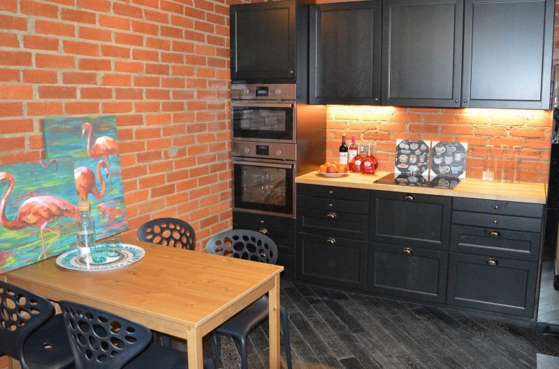 Decorating the walls of the kitchen with brick panels