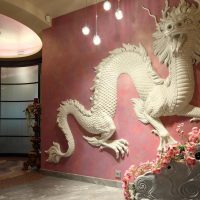 Sculpture de dragon sur le mur du salon