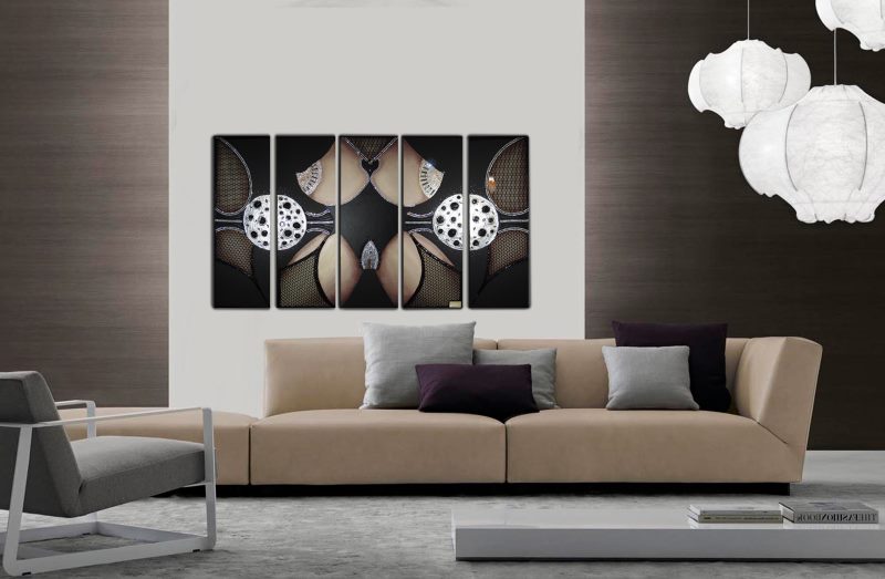 Interno soggiorno high-tech con dipinti modulari.