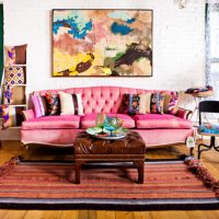 Canapé rose dans un salon moderne