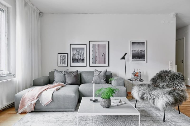Tappeto grigio chiaro sul pavimento del soggiorno