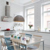 Imitazione di mattoni in cucina-soggiorno
