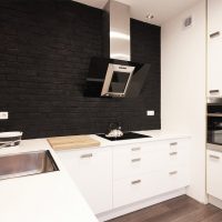 Brique noire dans une cuisine blanche