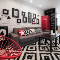 Tappeto colorato sul pavimento di un ampio soggiorno